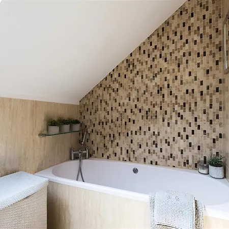 דירה D4cosycottage - Quiet & Charming 2br Cottage, With Kingsize Bed, Free Parking And Private Garden, Within Walking Distance Of City, & Major Venues *