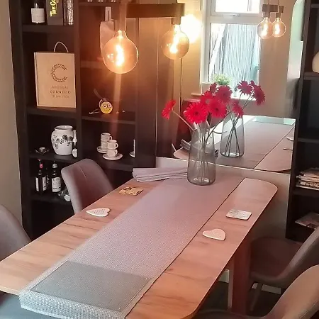 D4cosycottage - Quiet & Charming 2br Cottage, With Kingsize Bed, Free Parking And Private Garden, Within Walking Distance Of City, & Major Venues *