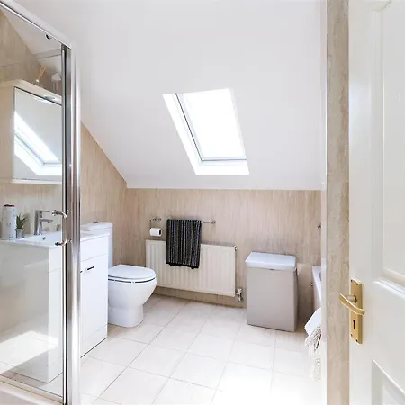 דירה D4cosycottage - Quiet & Charming 2br Cottage, With Kingsize Bed, Free Parking And Private Garden, Within Walking Distance Of City, & Major Venues *