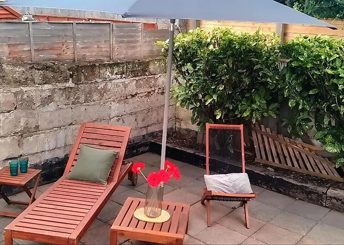 דירה - Quiet & Charming 2br Cottage, With Kingsize Bed, Free Parking And Private Garden, Within Walking Distance Of City, & Major Venues